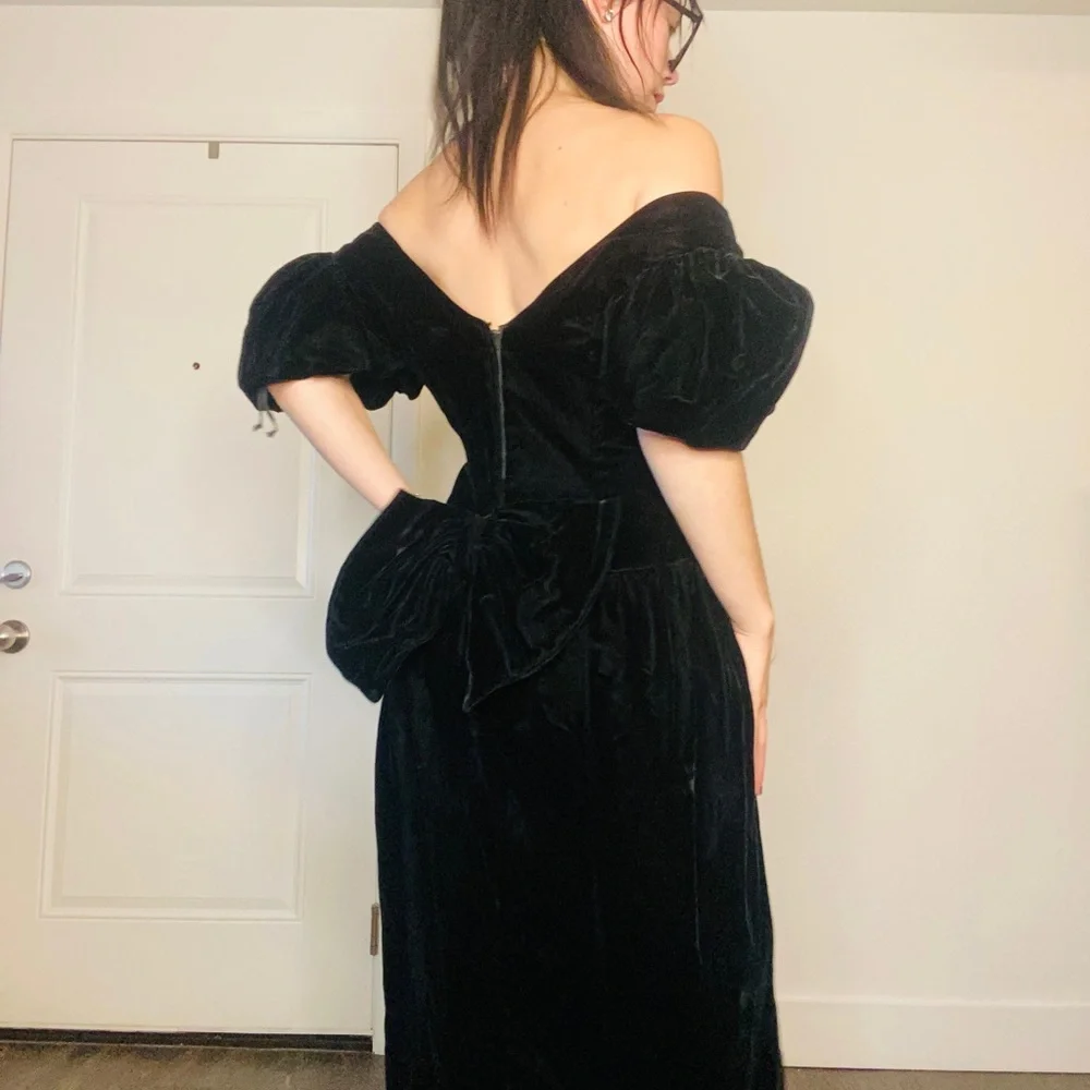 VINTAGE 1980s WOMENS BLACK VELVET PUFFY SLEEVE GOTHIC WEDNESDAYCORE EVENING GOWN - Picture 3 of 9